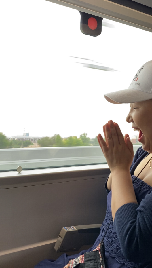 验证“复兴号”高铁平稳性，16位外国媒体记者在时速 305公里列车上比赛竖硬币