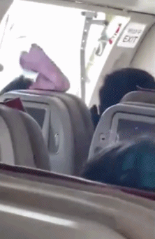 突发！航班飞行途中舱门突然打开，部分乘客晕倒，现场画面曝光