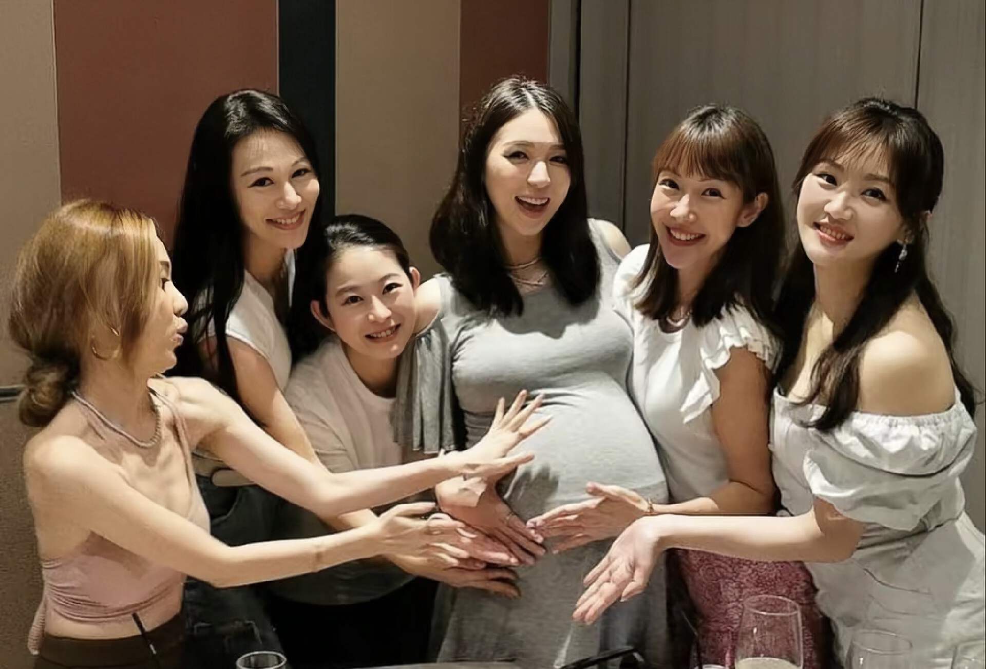 恭喜！TVB知名童颜女神怀孕九个月临盆在即，巨大孕肚引热议