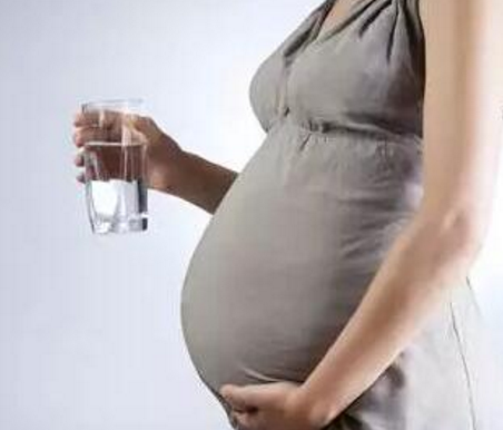 孕妇地铁喝水被罚