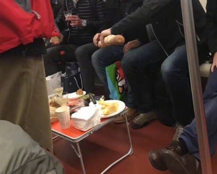 地铁摆桌大肆吃喝