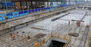 武汉在建最大地铁站封顶