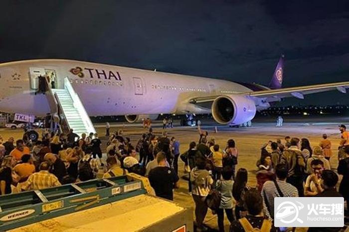 泰国航空波音777起飞瞬间发动机爆炸 飞行员紧急中止起飞1