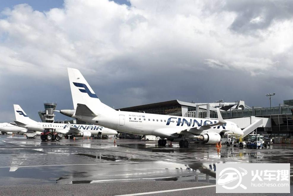 芬兰航空一名空姐从飞机上不慎跌落地面1