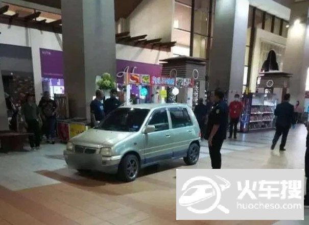 引发恐慌！马来西亚一妇女驾车冲进机场航站楼大厅4