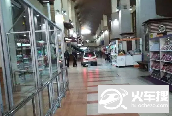 引发恐慌！马来西亚一妇女驾车冲进机场航站楼大厅2