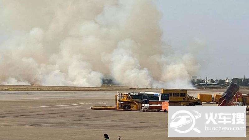 越南航空一客机起飞过程中爆胎跑道上浓烟滚滚1