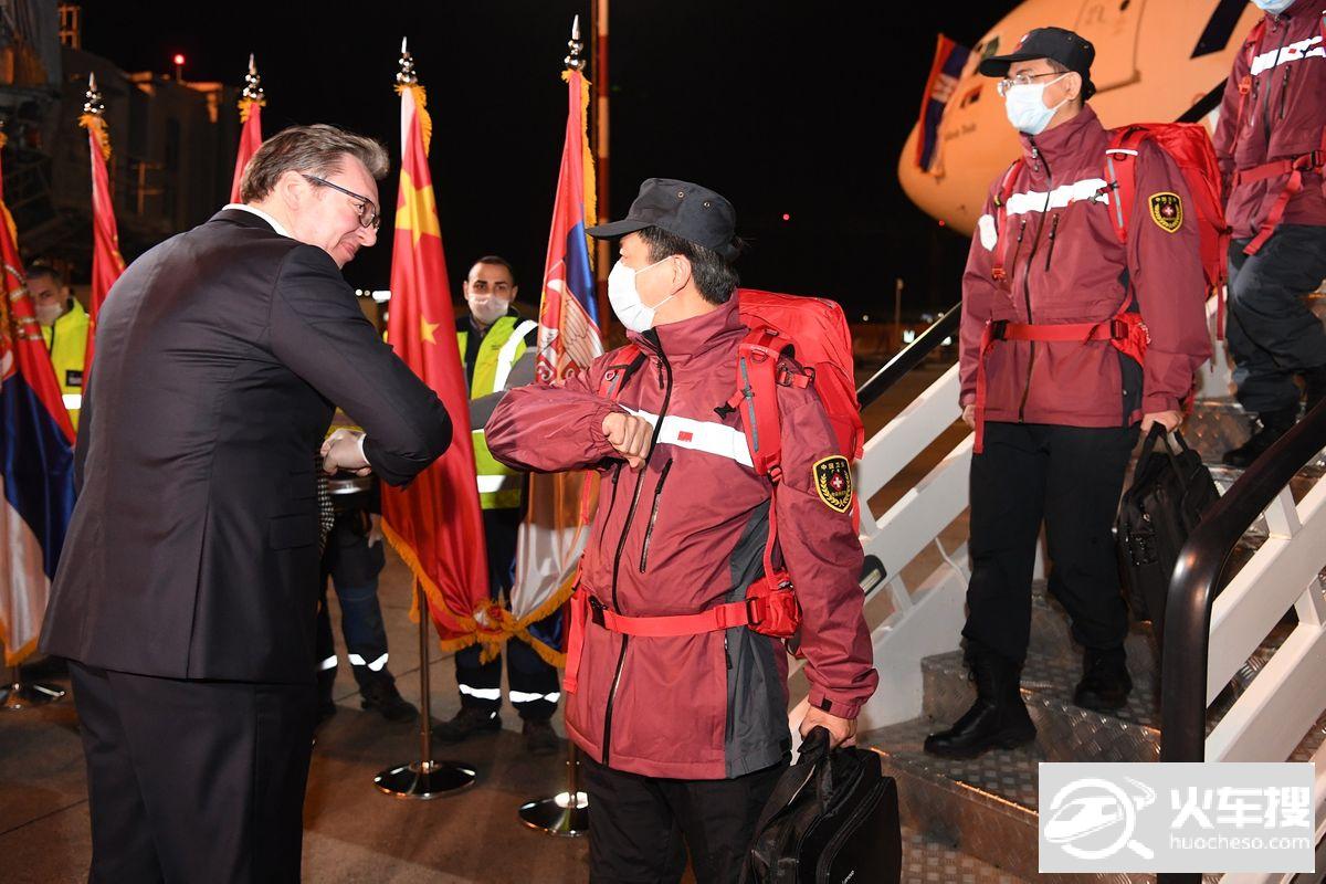 最高礼遇！中国医疗队乘包机抵达撒尔维亚 总统亲自接机4