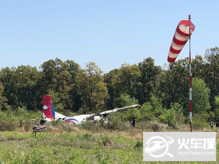 尼泊尔一架中国制造飞机降落时偏出跑道 落入草丛1